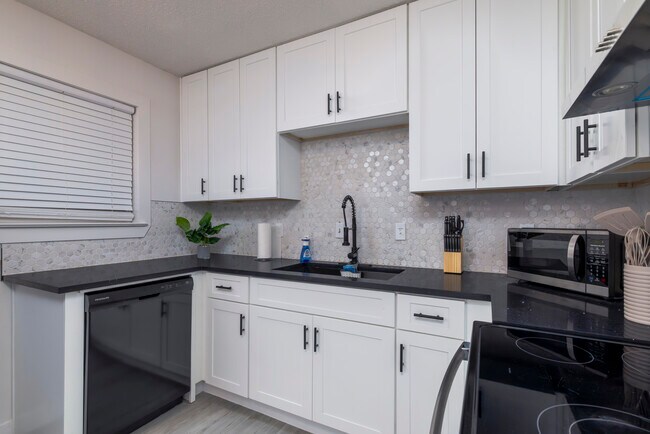 Building Photo - 1704 Kynette Dr