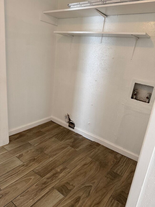 Building Photo - 3 bed, 2 bath, second floor condo