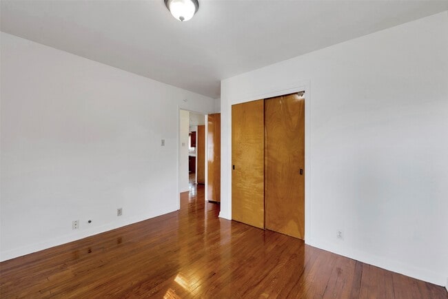 Building Photo - 10402 Hollyglen Dr