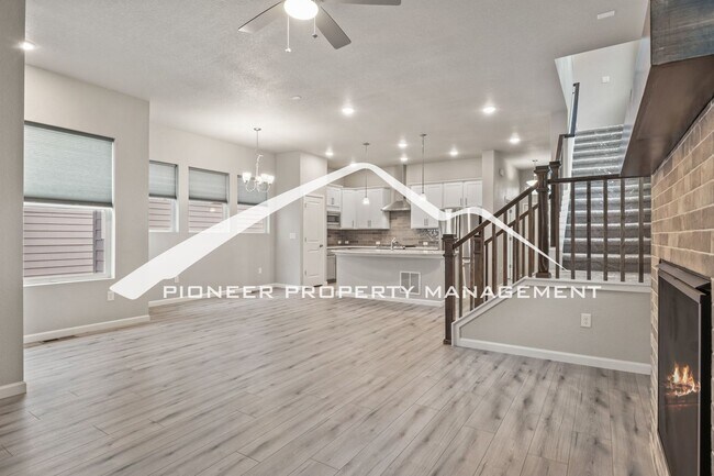 Building Photo - 4 bed, 3.5 bath home in Gold Hill Mesa with AC and 2 Car Garage