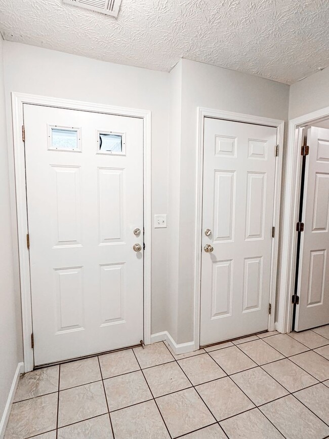 Building Photo - Great Gainesville location - 2/2 with Garage!