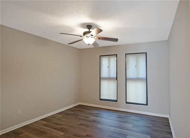 Building Photo - 291 Country Club Dr