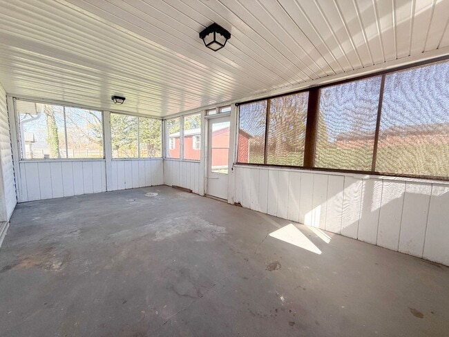 Building Photo - Spacious 3-Bedroom Home with Screened-In Porch and Ample Parking in Cookeville