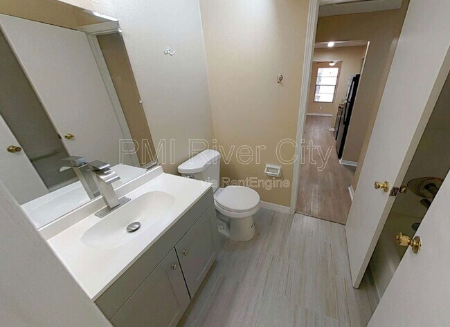 Building Photo - 467 Lombard St