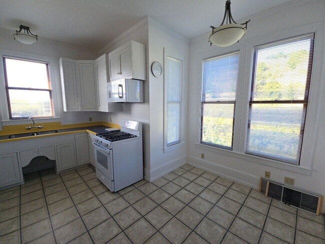 Building Photo - Distinctive Alton home offers charming living opportunity!