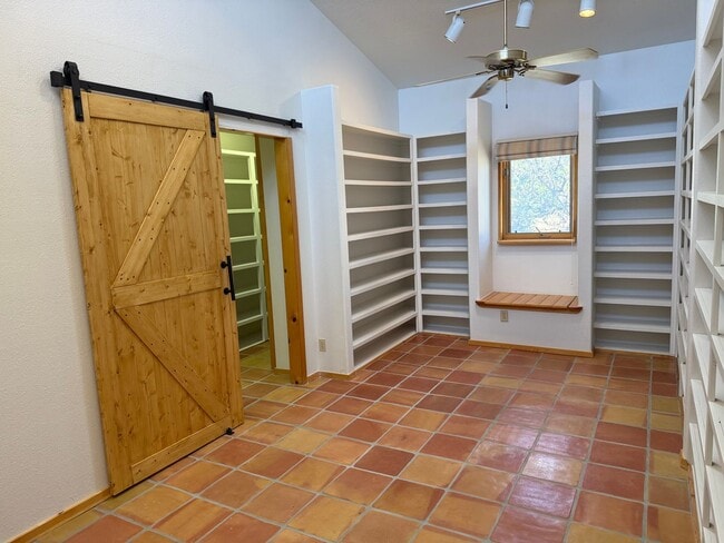 Building Photo - 5 Oriente Ct