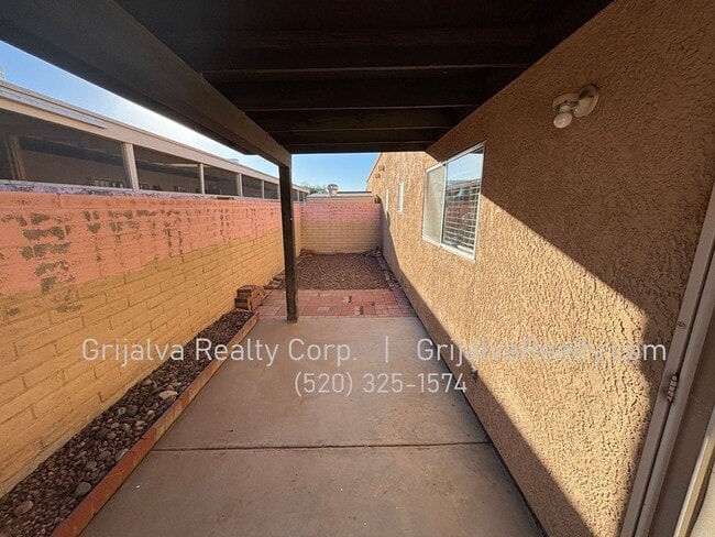 Building Photo - Cute 2 Bedroom, 2 Bath Townhome  *MOVE-IN SPECIAL* (Speedway/Wilmot)