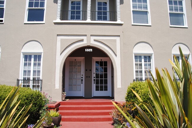 Front of building - 534 Fairbanks Ave