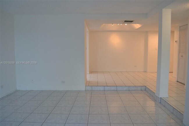Building Photo - 3670 Inverrary Dr
