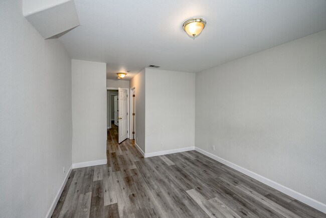 master bdrm - 515 S Shelton St