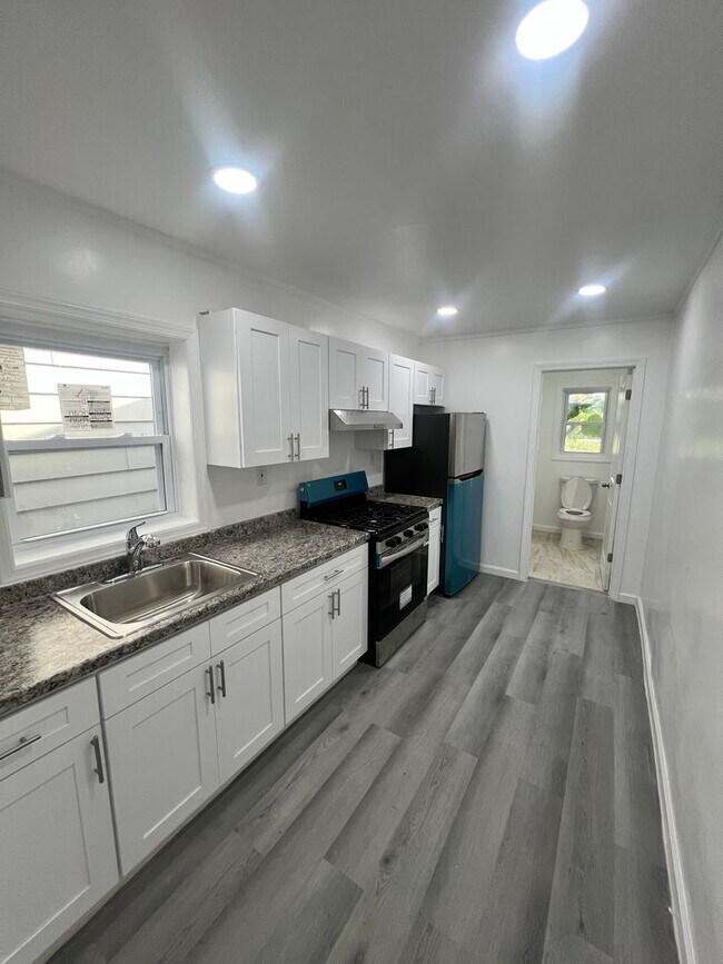 Building Photo - 22 1/2 Seward Ave