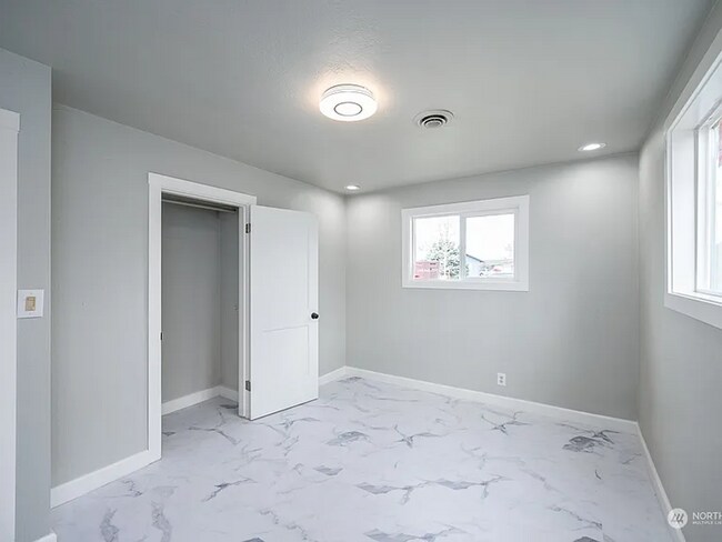 Building Photo - Charming 3 Bedroom Home