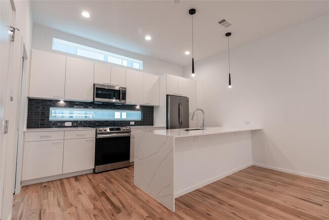 Building Photo - 5931 Ross Ave