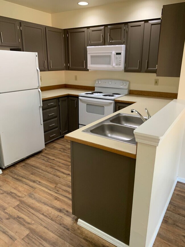 Building Photo - 2 Bedroom Condo with Washer/Dryer in Home