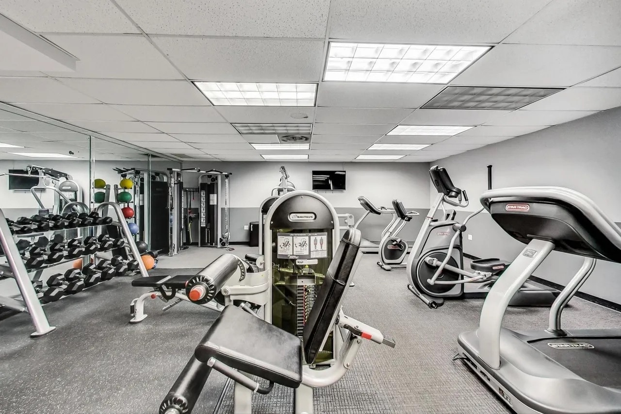 Building Photo - 6030 N Sheridan Rd