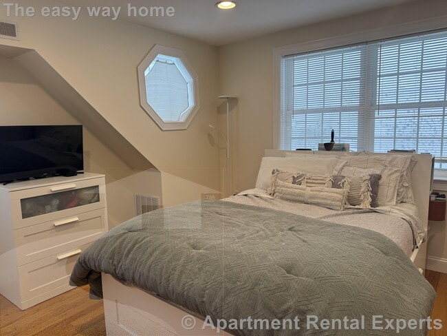 Building Photo - 11 Winthrop Ct