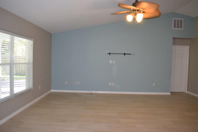 Building Photo - 1074 SW Janar Ave