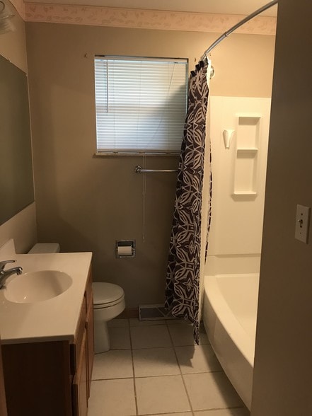 full bath - 722 James St