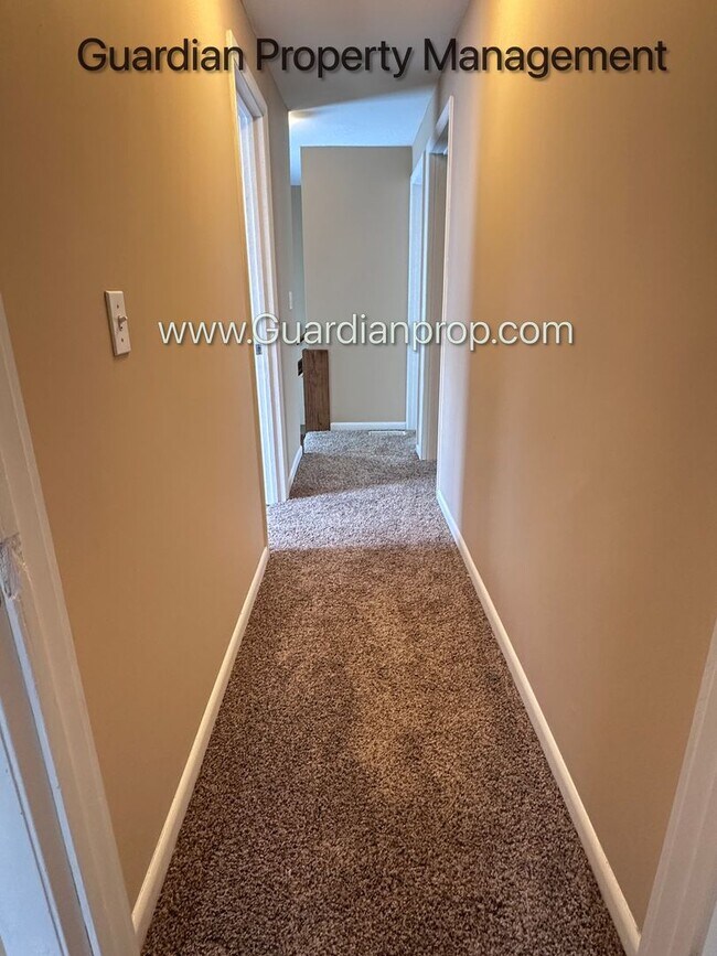 Building Photo - Spacious Two Bedroom Single Family Home, Hardwood Floors, W/D, Dishwasher