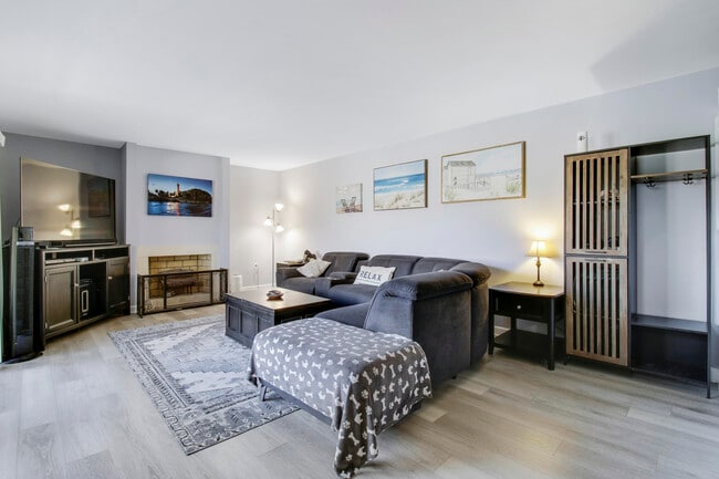 Building Photo - 912 9th Ct
