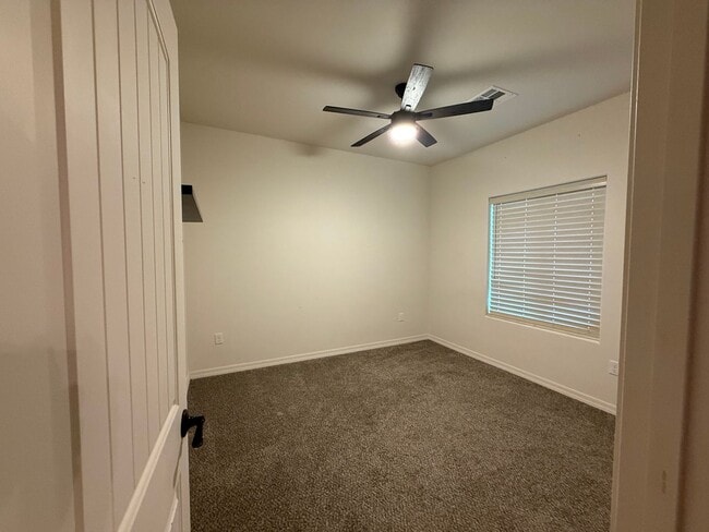 Building Photo - Spool home corner lot in the Foothills