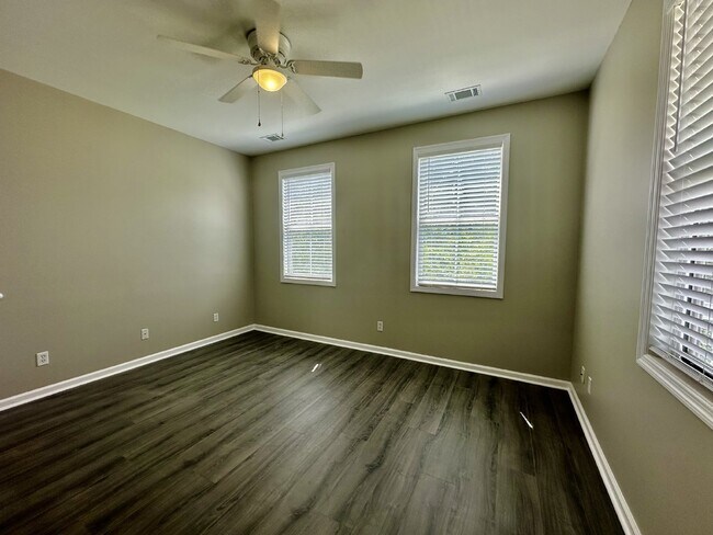 Building Photo - Newly Updated Three Bedroom Home in Westbury Park!
