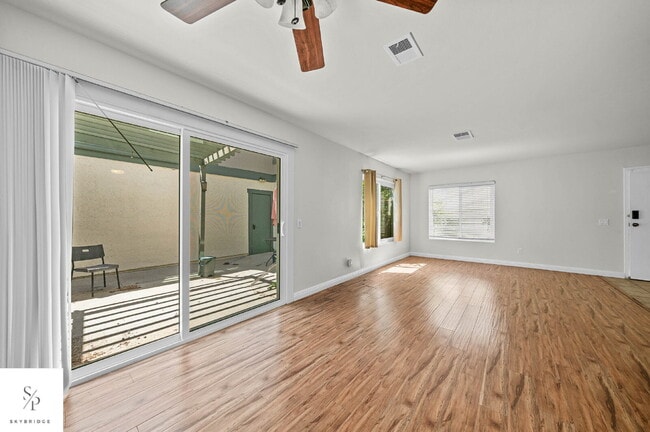 Building Photo - Charming 2-Bed Townhouse with Fireplace in Prime CA Location!