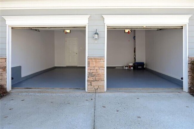 Building Photo - NOW READY!!! 3 bed 2.5 bath townhome in Duluth!
