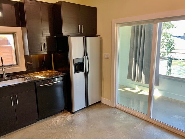 Building Photo - Modern 3 bedroom home in East Austin