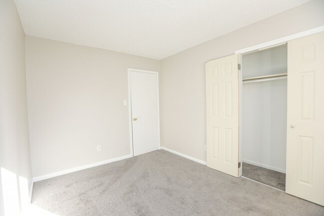 Building Photo - Spacious Townhome Updated Throughout!