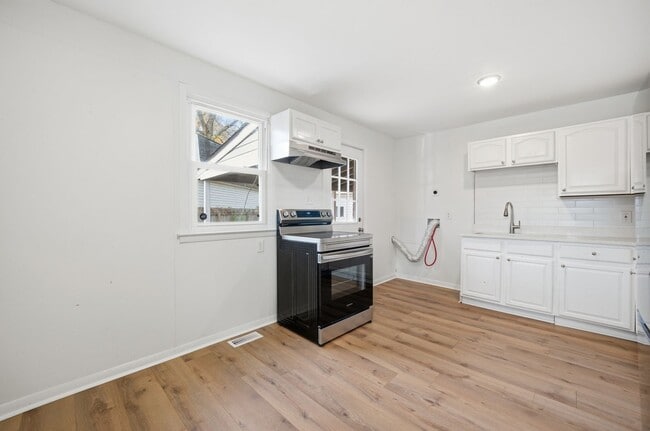 Building Photo - Three Bedroom House