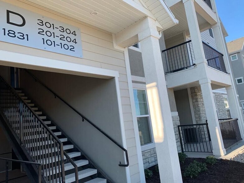 Building Photo - 1831 W Newcastle Ln