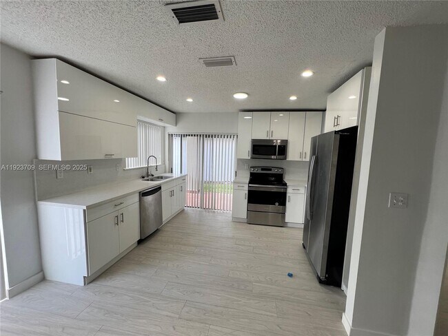 Building Photo - 6124 SW 149th Ave