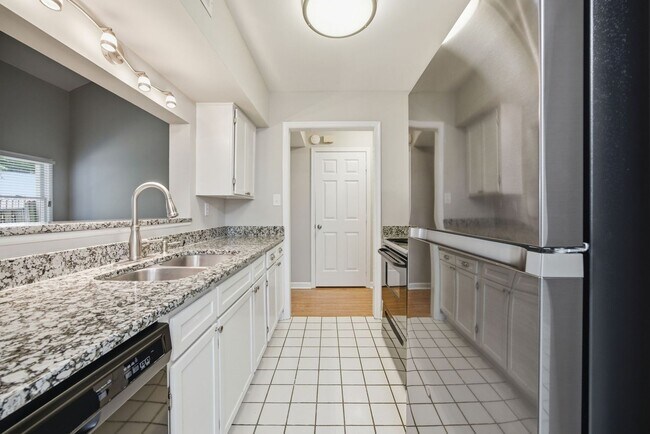 Building Photo - Beautiful Durham 3 Bed Townhome | Minutes from RTP & Southpoint
