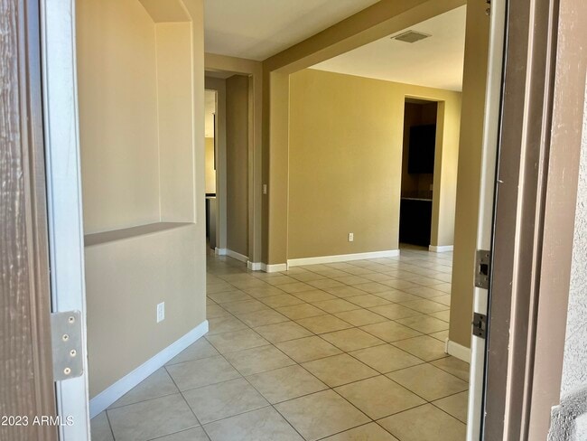 Building Photo - 4117 W South Butte Rd