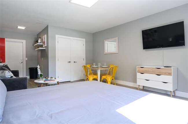 Building Photo - 1020 N Victoria Park Rd