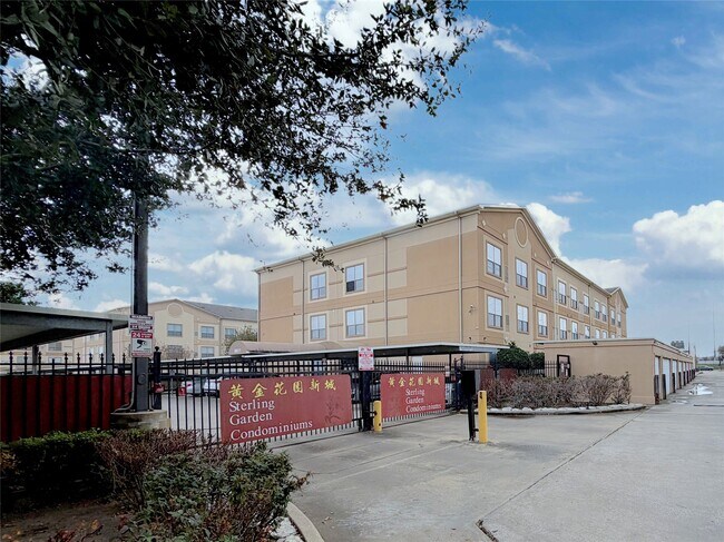 Building Photo - 6611 W Sam Houston Pkwy S