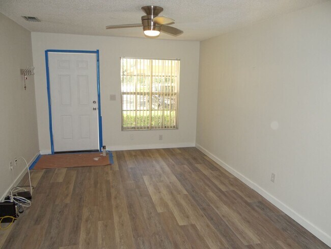 Building Photo - 2/2 condo in Dunedin - 55+ community