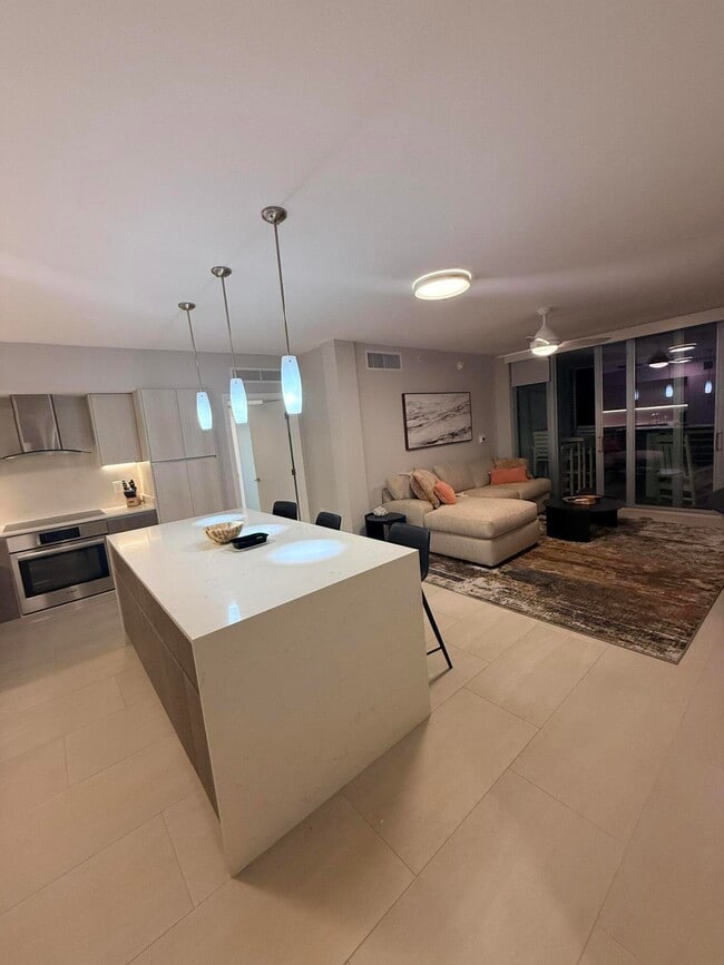 Building Photo - 111 SE 1st Ave