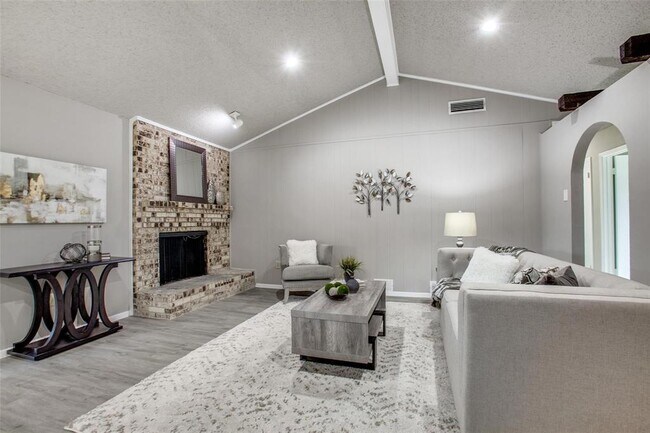 Building Photo - 2205 Richbrook Dr