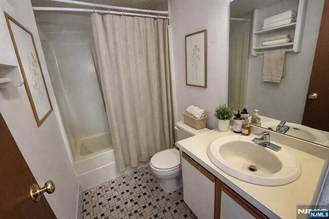 Building Photo - 19 Plauderville Ave