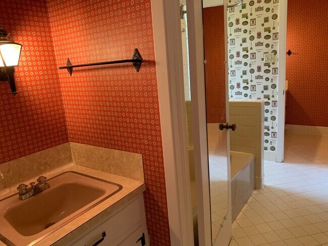 Building Photo - Single Family 4 BR 3.5 BA 0.7 Acres Water Front