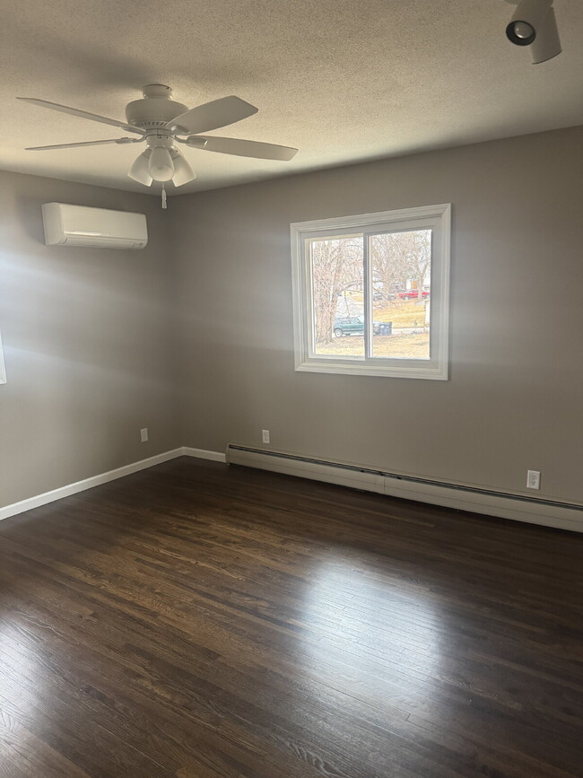 Building Photo - "Spacious 4-Bed Haven in Burnsville!"