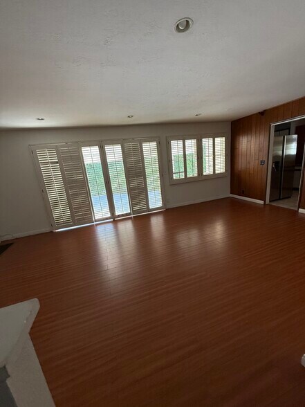 Building Photo - 9520 Hayvenhurst Ave