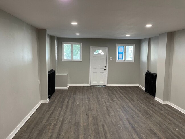 Building Photo - FABULOUSLY RENOVATED 4BR, 2Bath HOME IN TH...
