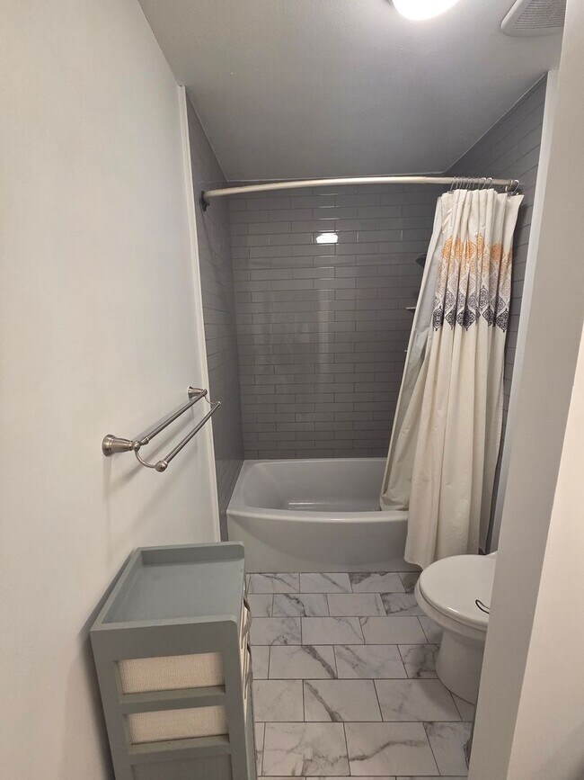 Building Photo - Spacious 4Bed/2Ba Brick Home w/Inground Pool in Mowat Highlands! *1/2 OFF Security Deposit for Ac...