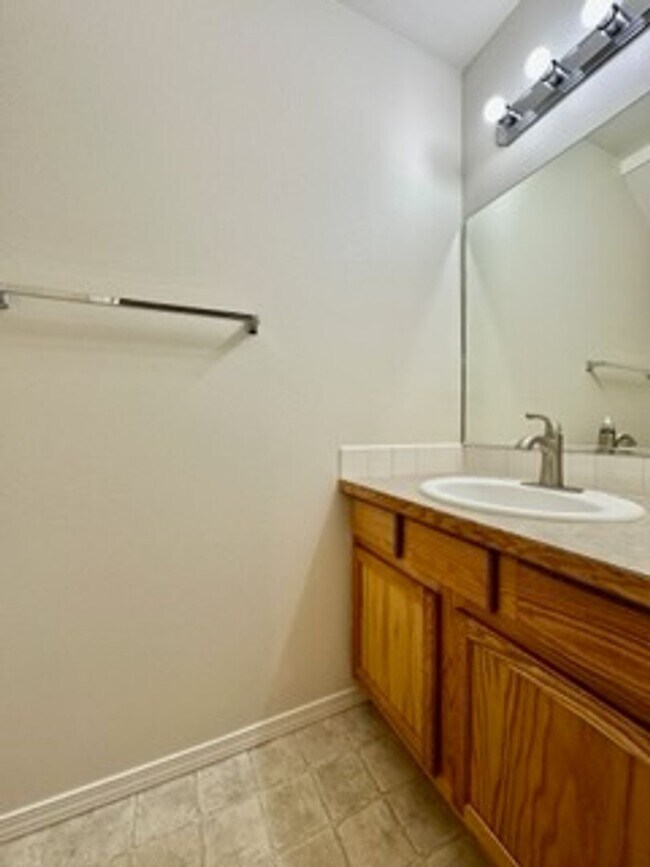 Building Photo - 382-388 E Leadora Ln
