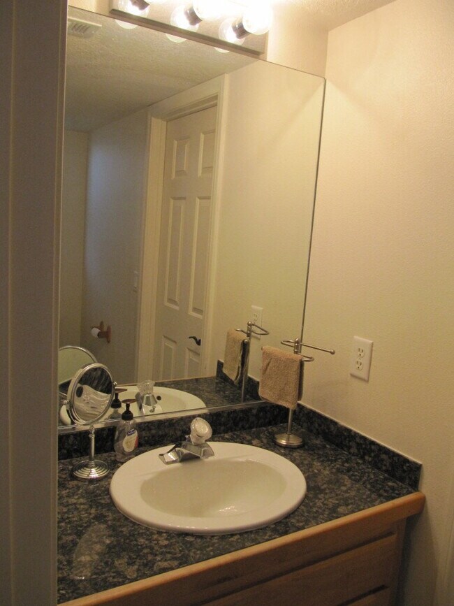 Building Photo - "2-Bedroom Condo Retreat in Saint George -...