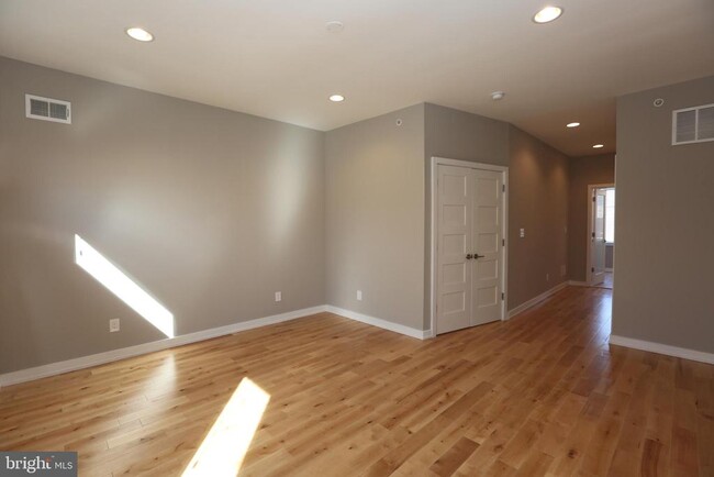 Building Photo - 1106 E Hewson St
