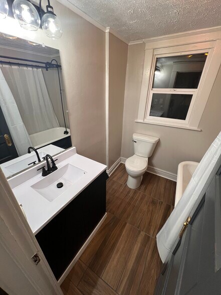 Building Photo - 1410 Center St